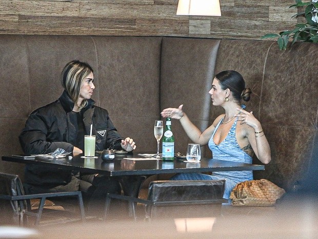 Isis Valverde e Thaila Ayala almoçam no Rio de Janeiro (Foto: AgNews)