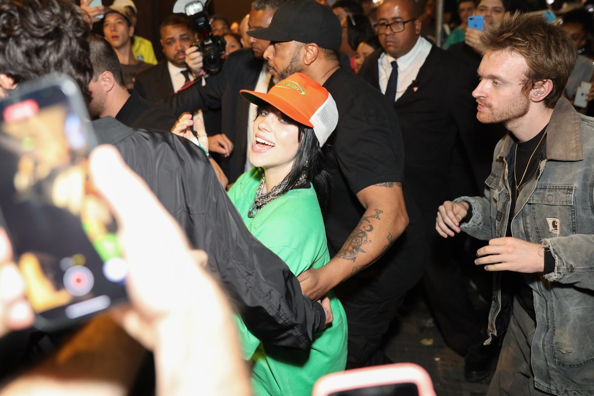 Billie Eilish enjoying Anita’s birthday party at SP surrounded by security guards |  Lollapalooza