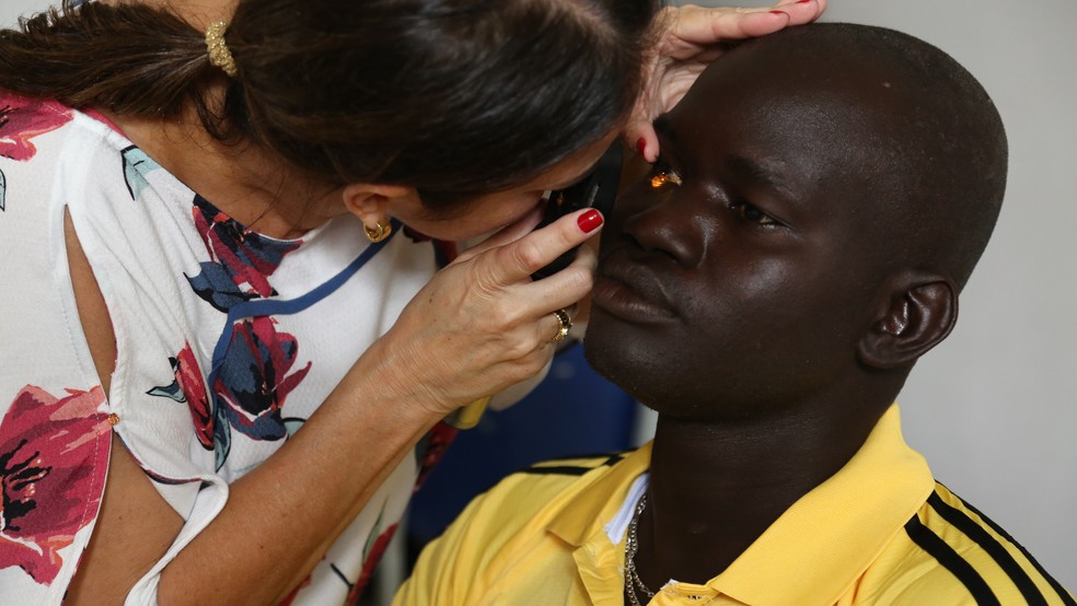 Imigrantes africanos recebem atendimento médico e estão alojados em um ginásio de São Luís (Foto: Carlinhos Pereira)