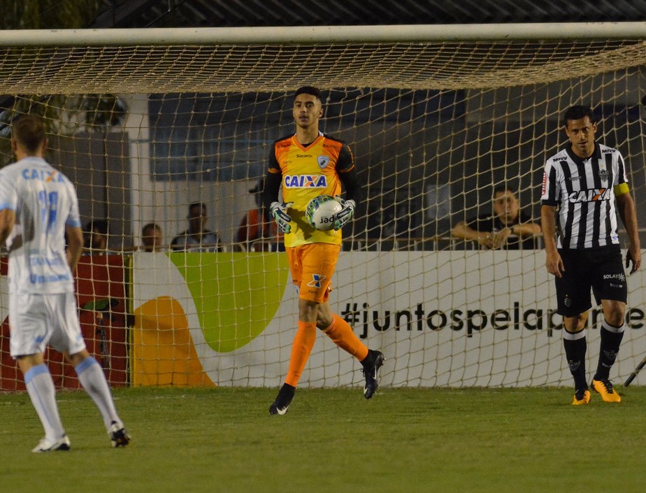 Victor? César rouba a cena e é herói do Londrina na conquista da Primeira Liga