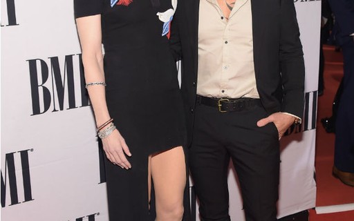 Nicole Kidman coloca as pernas de fora para ir a premiação country com o marido
