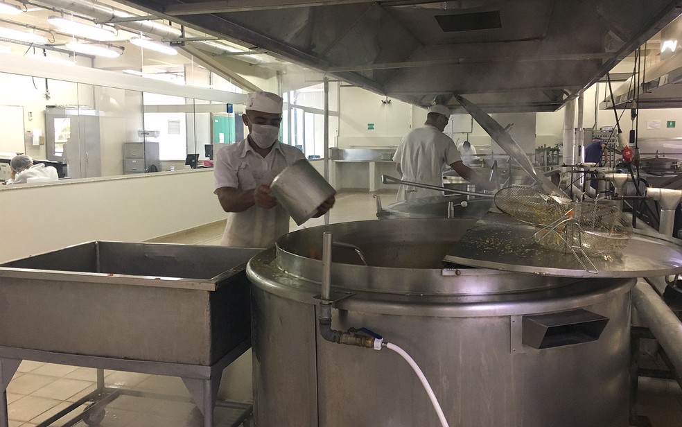 Cozinha do restaurante universitário da UnB prepara toneladas de alimentos todos os dias (Foto: Luiza Garonce/G1)
