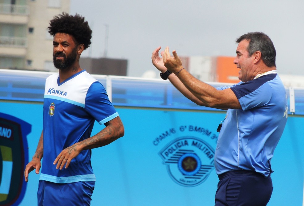 O volante Cristian recebe orientaÃ§Ãµes do tÃ©cnico Pintado durante treino do SÃ£o Caetano â€” Foto: SÃ£o Caetano/FabrÃ­cio Cortinove 