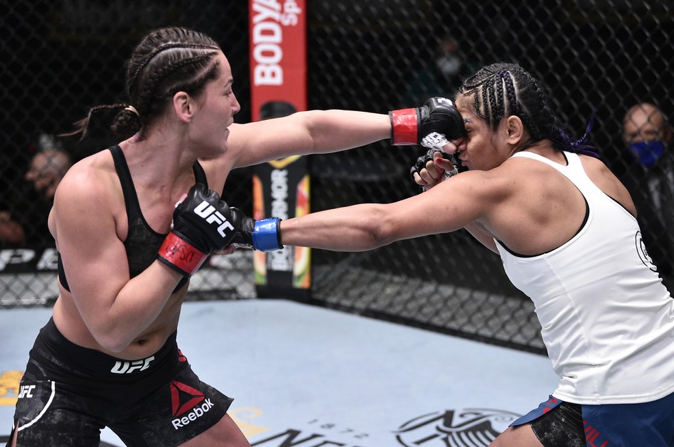 Jessica Eye tentou manter Cynthia Calvillo à distância usando sua maior envergadura — Foto: Getty Images