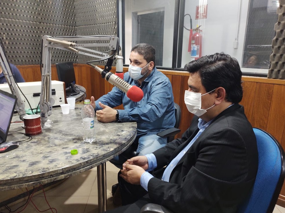 Marcos Pereira, diretor-presidente da CEA (de paletó), e João Paulo Monteiro, diretor operacional da Caesa (de camisa jeans) — Foto: Fabiana Figueiredo/G1