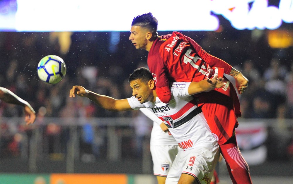 Diego Souza sai irritado de campo com a arbitragem 