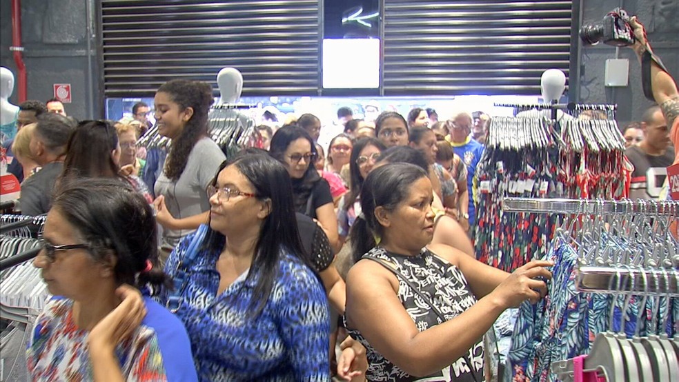  Lojas no Centro de Fortaleza funcionam no sábado, mas fecham no domingo a  terça. Já na quarta voltam a funcionar a partir das 12h.  (Foto: Reprodução/TV Verdes Mares)