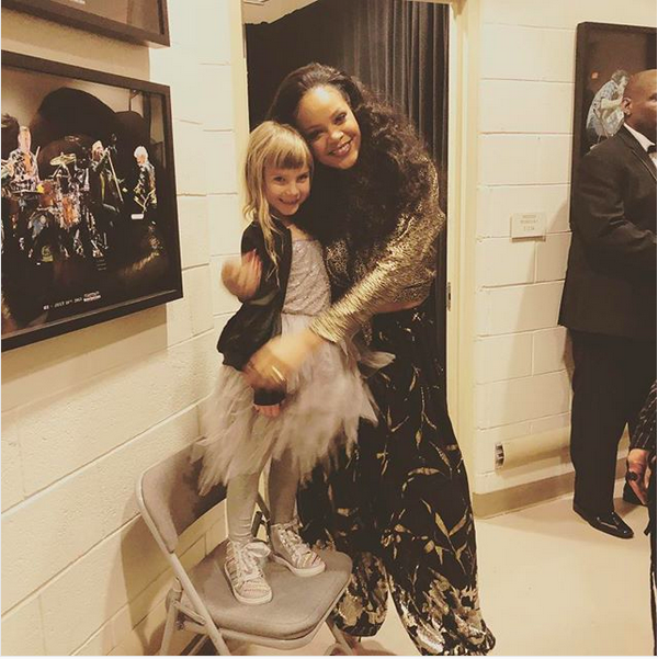 A filha da cantora Pink abraçada com a cantora Rihanna (Foto: Instagram)
