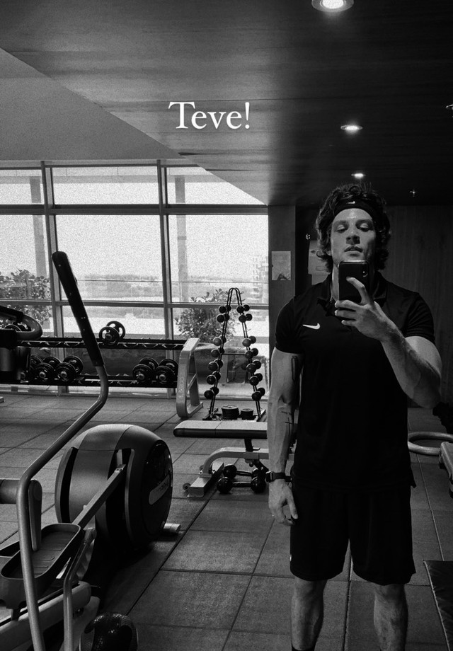 Chay Suede aparece musculoso e impressiona em selfie no espelho (Foto: Reprodução/Instagram)