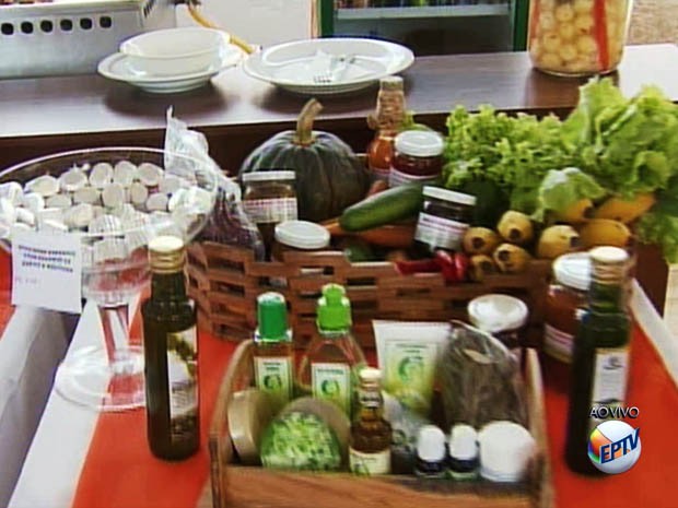 Produtos do azeite são encontrados em feira em Maria da Fé (Foto: Reprodução EPTV)