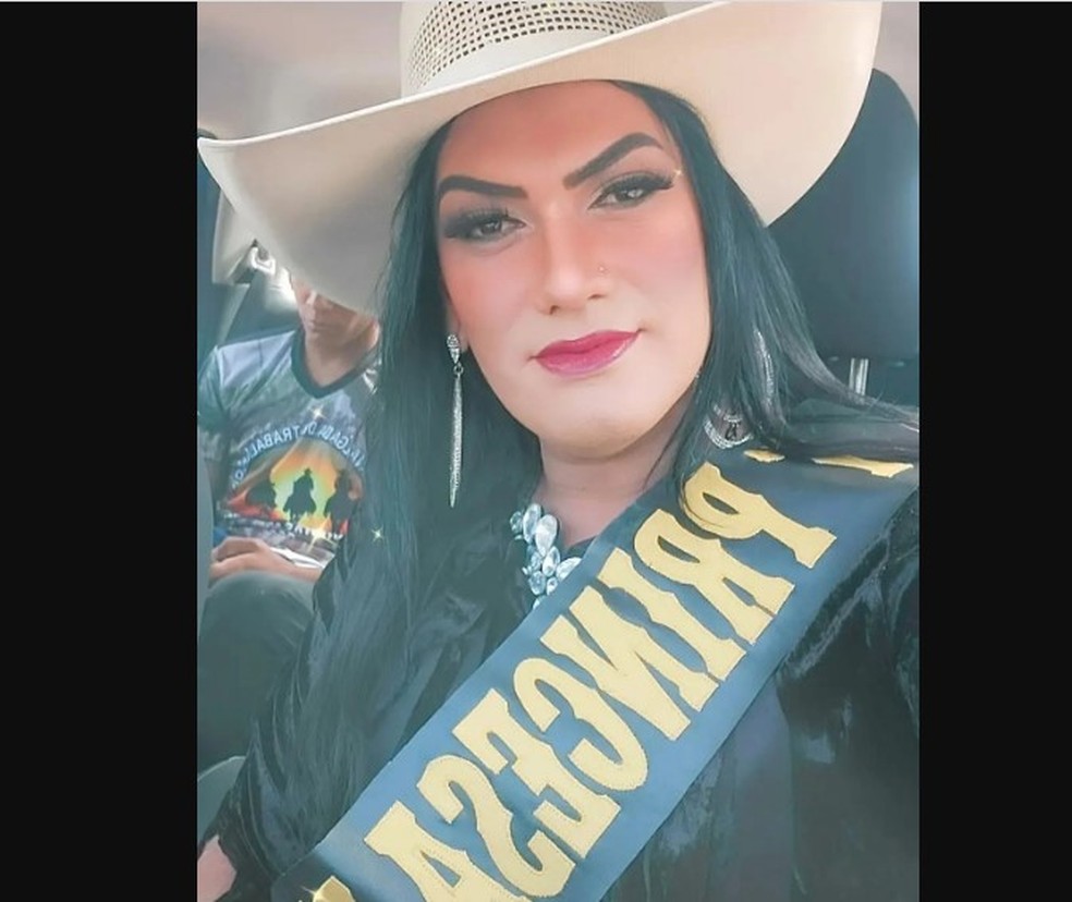 Travesti eleita 1ª Princesa da Cavalgada em Candeias do Jamari, RO — Foto: Redes Sociais/Reprodução