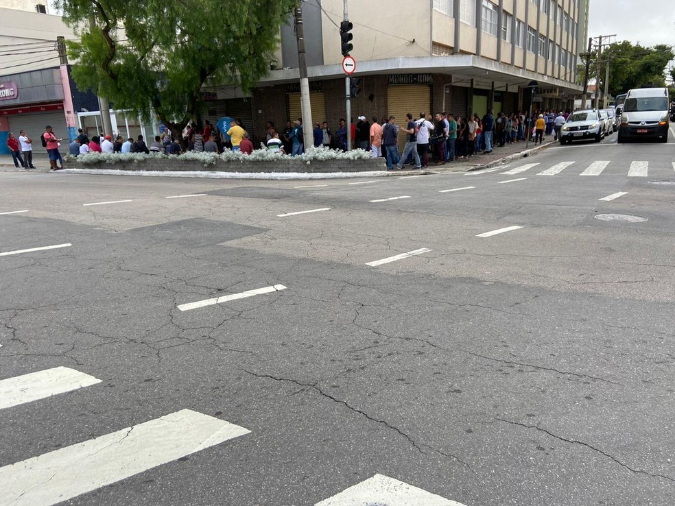 Em fevereiro, candidatos faziam fila em PAT de S&atilde;o Jos&eacute; por vaga de emprego &mdash; Foto: Andr&eacute; Luis Rosa / TV Vanguarda
