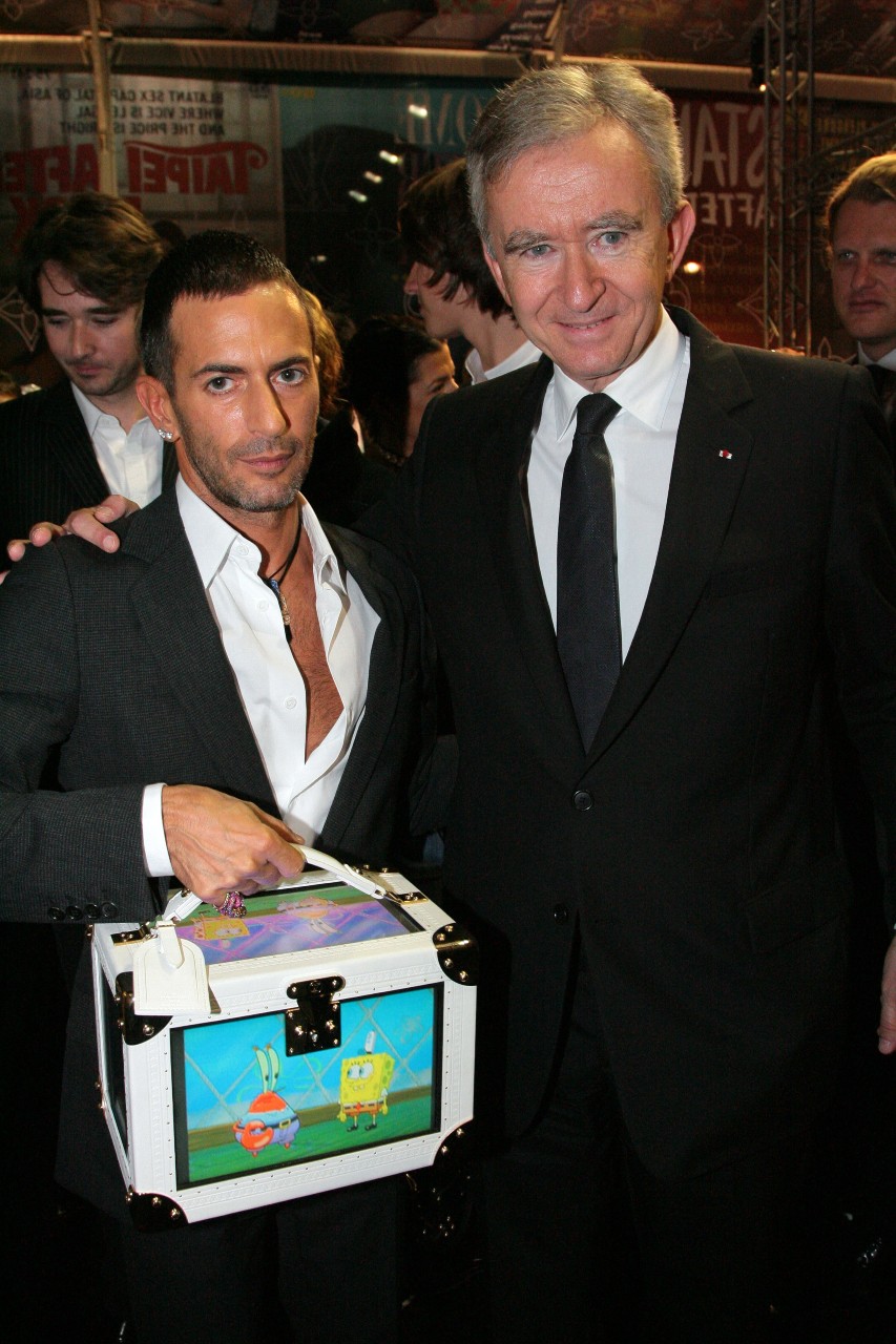 Marc Jacobs, Bertrand Arnault (um dos homens mais ricos do mundo) e uma bolsa de desenho animado (Foto: Getty Images)