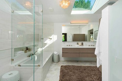 O banheiro da bombshell Scarlett Johansson em Los Feliz fica em uma mansão de R$ 12 milhões...
