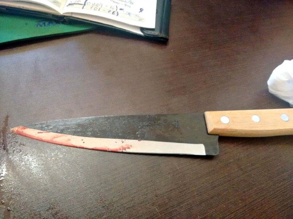 Suspeito comprou faca em mercantil e esfaqueou taxista no pescoço após discussão em jogo de cartas (Foto: Divulgação/Polícia Militar do Acre)