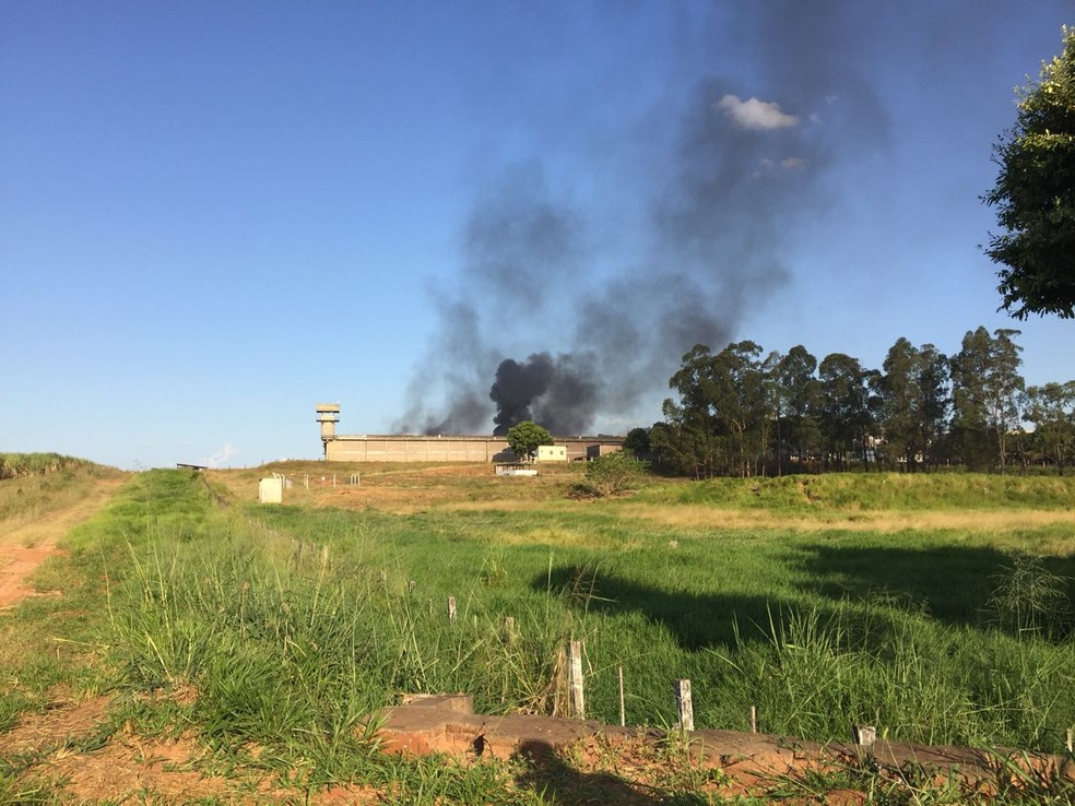Presos se rebelaram e atearam fogo na Penitenciária de Lucélia — Foto: Mariane Santos/TV Fronteira