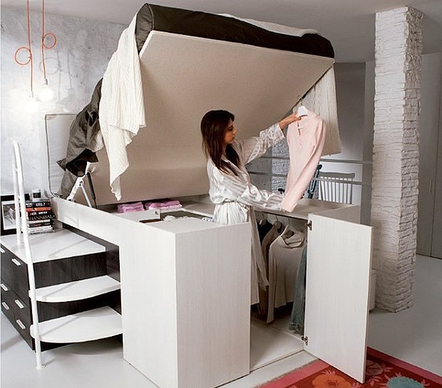 Levantar a cama e ter acesso ao closet é bem simples, graças a um sistema que permite que ela seja movimentada para cima e para baixo sem grandes esforços (Foto: Divulgação)