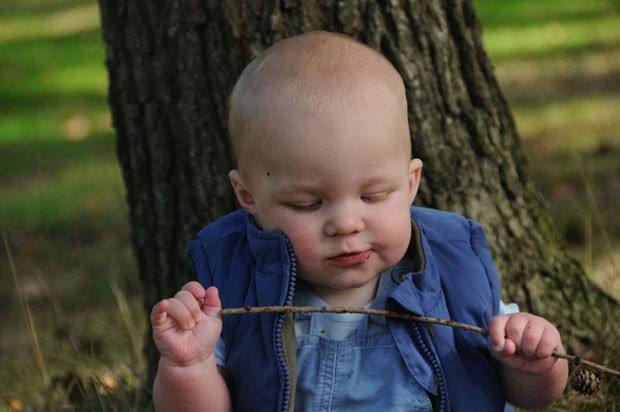 Bebê brincando com graveto (Foto: Thinkstock)