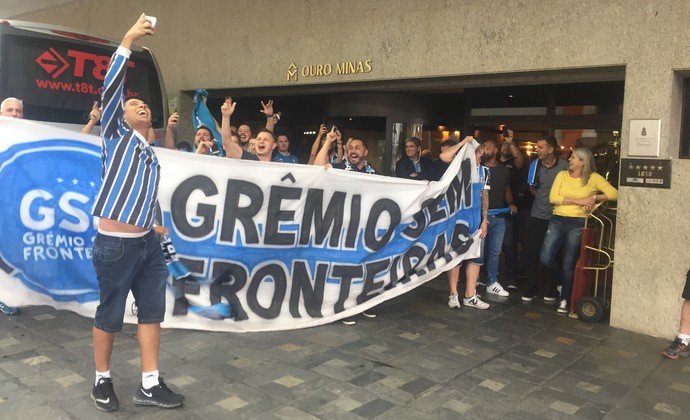 Onde o Grêmio estiver! Torcida recepciona time com apoio em BH