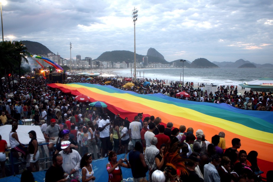 Manifestação LGBTQIA+ na Praia de Copacabana, no Rio de Janeiro