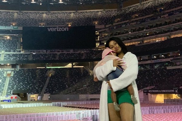 A cantora Cardi B com a filha no colo antes do início de um show (Foto: Twitter)