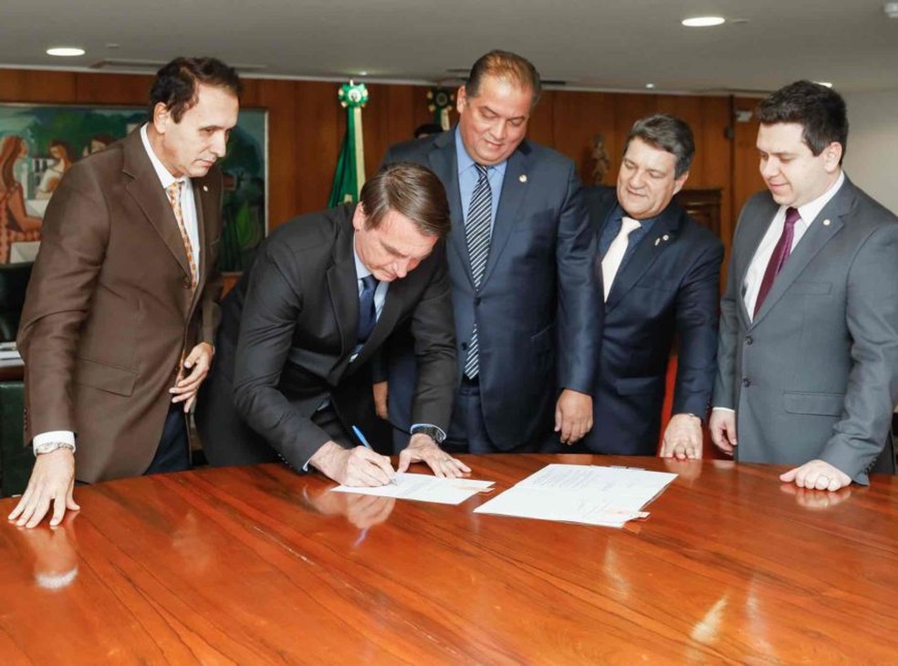 Bolsonaro assinando lei que cria a UFNT — Foto:  Isac Nóbrega/Planalto