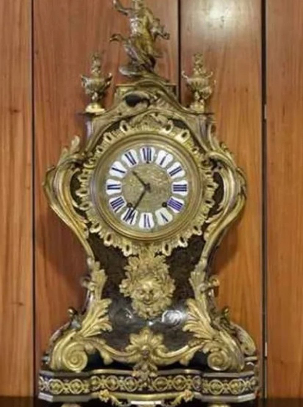 Relógio de pêndulo do Século XVII, presente da Corte Francesa para Dom João VI, antes de ser destruído por bolsonaristas radicais — Foto: Reprodução