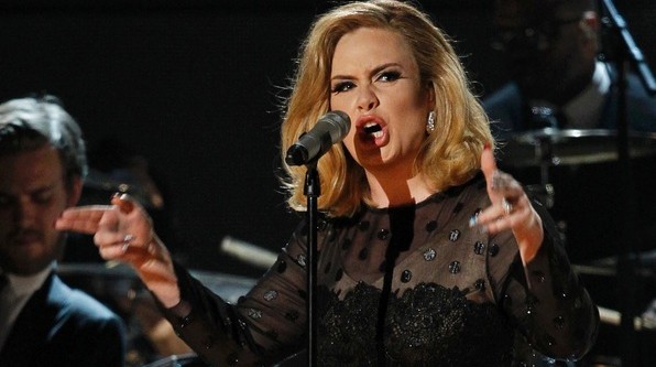 Adele ficou furiosa com comentários sobre a potência de sua voz  (Foto: Reprodução)