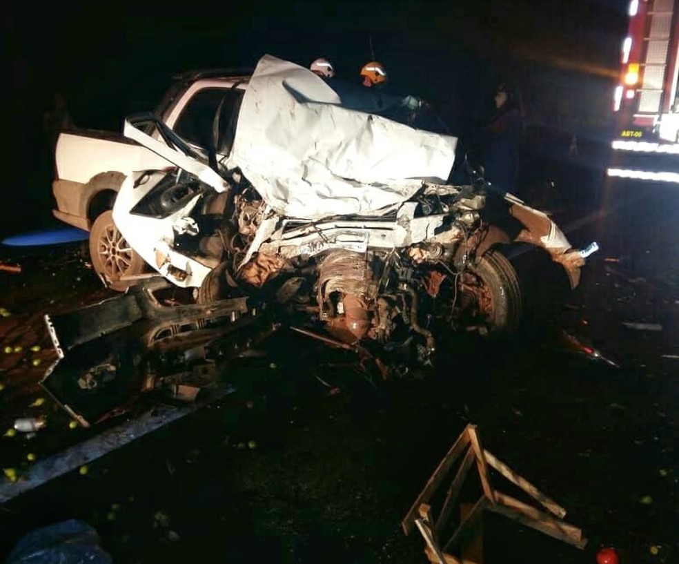 Picape ficou destruída após colisão na BR-153 (Foto: PRF/Divulgação)