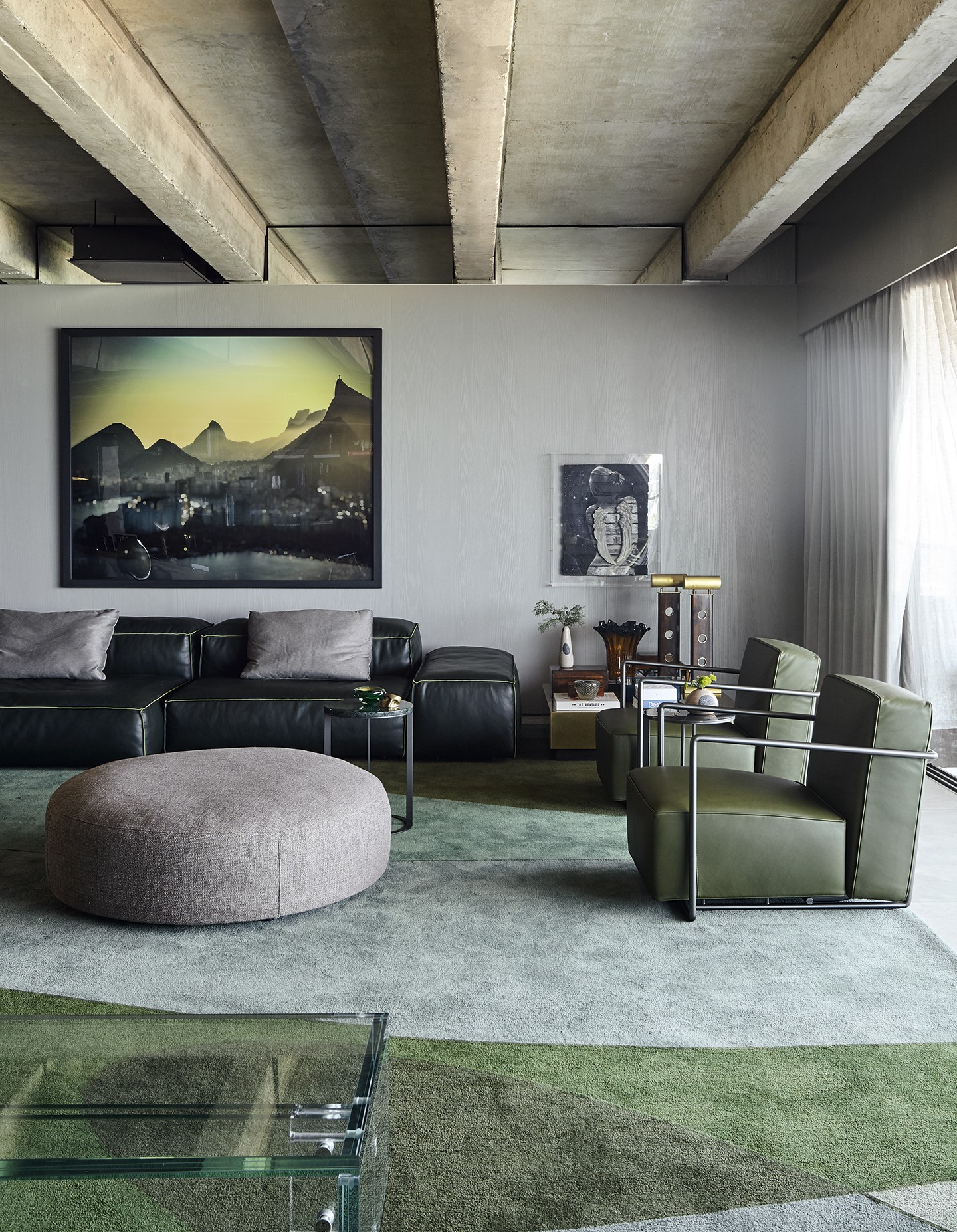 Colorido elegante se destaca neste apartamento projetado por David Bastos (Foto: Ilana Bessler)