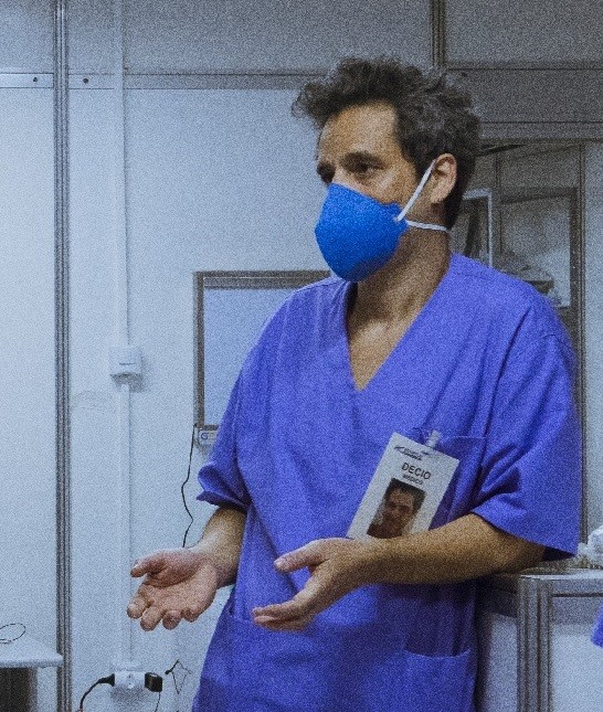 Bruno Garcia vive o médico Décio em Sob Pressão (Foto: João Faissal/TV Globo)