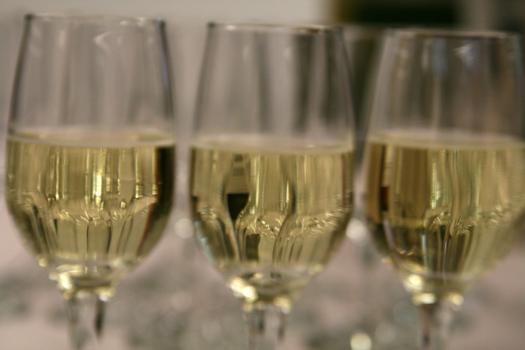 Vinho branco é uma das opções para se manter na linha (Foto: quinn.anya/Flickr/Creative Commons)