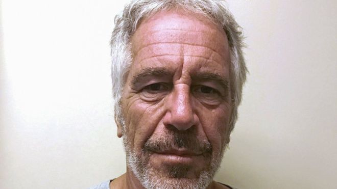 Epstein foi encontrado morto na cela um mês depois de ser preso (Foto: Reuters, via BBC)