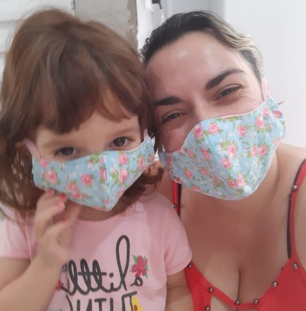 Jacqueline Camanzano e sua filha: máscaras são produzidas nos tamanhos adulto e infantil (Foto: Acervo Pessoal)