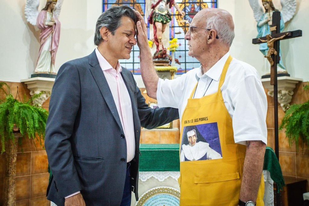 Encontro de Fernando Haddad (PT) com o padre Júlio Lancellotti, na Paróquia São Miguel Arcanjo, na Zona Leste de São Paulo. — Foto: Diogo Zacarias/Divulgação 