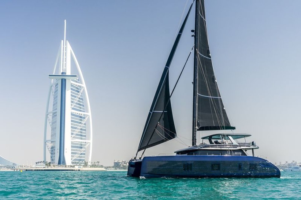 O veleiro Sunreef 80 Eco pode funcionar totalmente com eletricidade e possui painéis solares — Foto: Sunreef Yachts