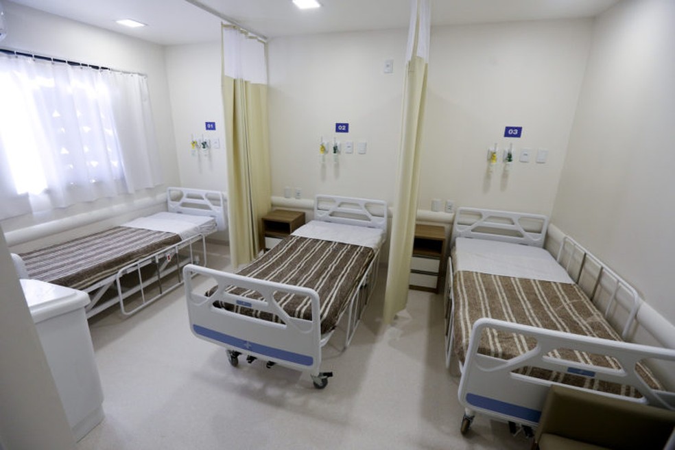 Leitos de enfermaria no Hospital Regional de Ceilândia — Foto: Breno Esaki/Agência Saúde