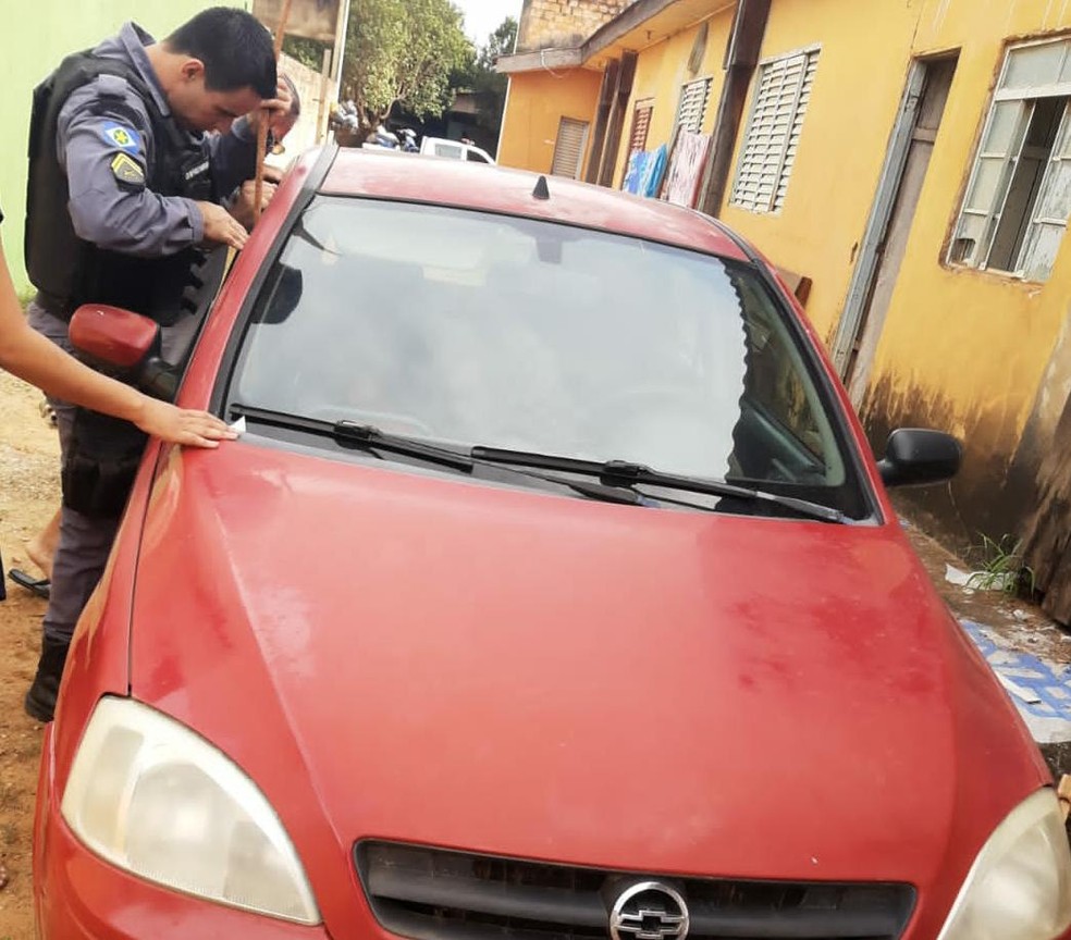 Policiais resgatam criança presa em carro estacionado em casa — Foto: Polícia Militar/Divulgação