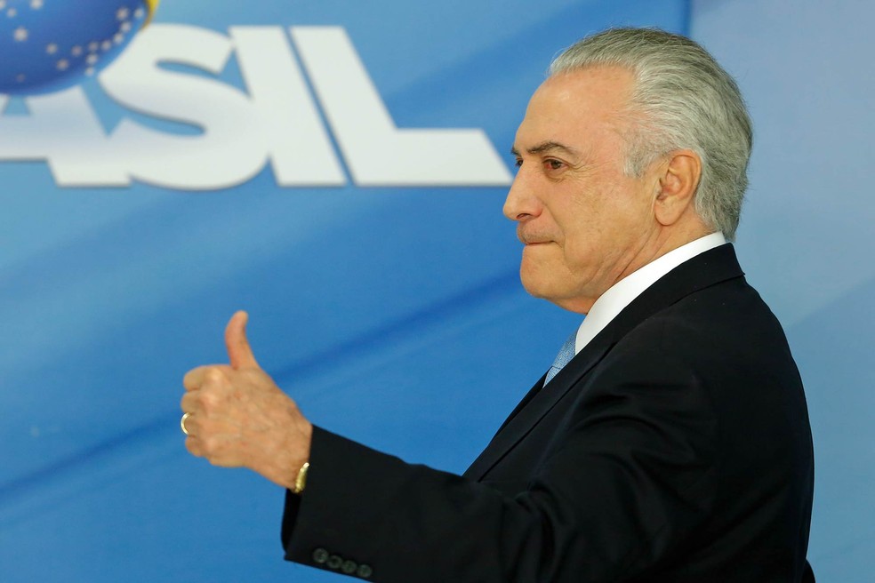 O presidente Michel Temer faz sinal de positivo após fazer pronunciamento no Palácio do Planalto sobre a votação na Câmara que decidiu por arquivar a denúncia contra ele (Foto: Evaristo Sá/AFP)