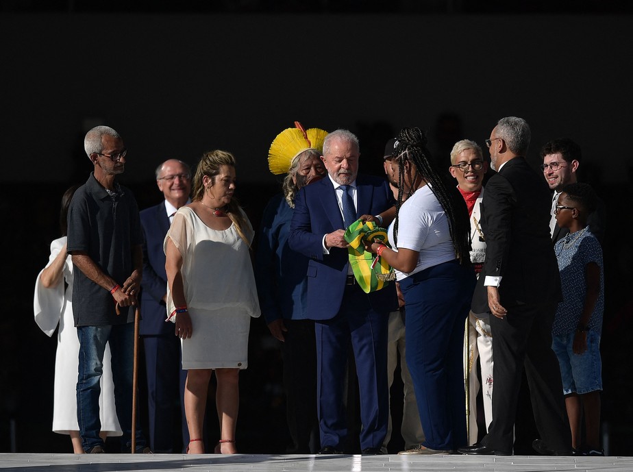 Grupo de civis entrega faixa presidencial ao presidente eleito Luiz Inácio Lula da Silva, em 1 de janeiro de 2023