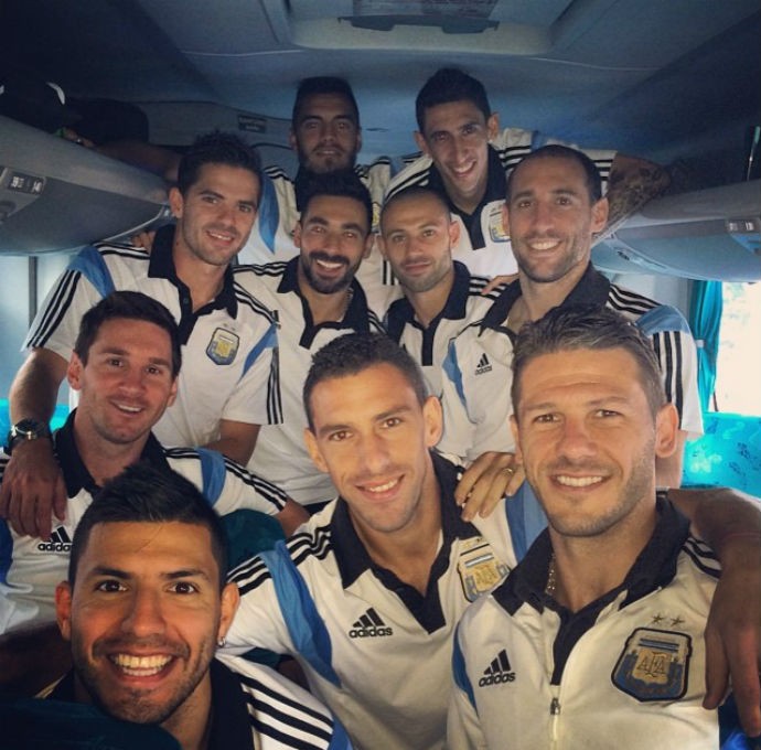 [COPA 2014] No Rio para a final, jogadores argentinos posam em ônibus: Sonho intacto