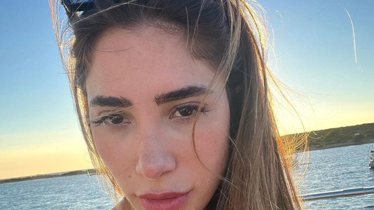 Romana Novais rebate críticas por look no casamento de cunhado: 'Aparecer mais que a noiva'