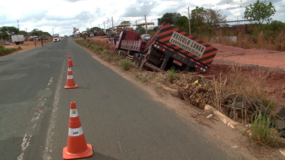 PRF sinalizou o local com cones para evitar novos acidentes — Foto: Reprodução/TV Clube
