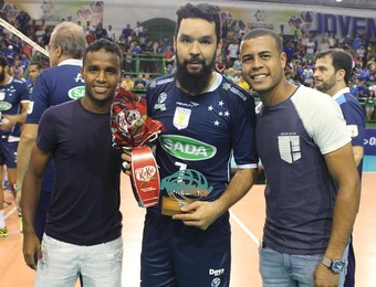 William troféu Viva Vôlei jogadores do Cruzeiro (Foto: Renato Araújo/ Divulgação Sada Cruzeiro)