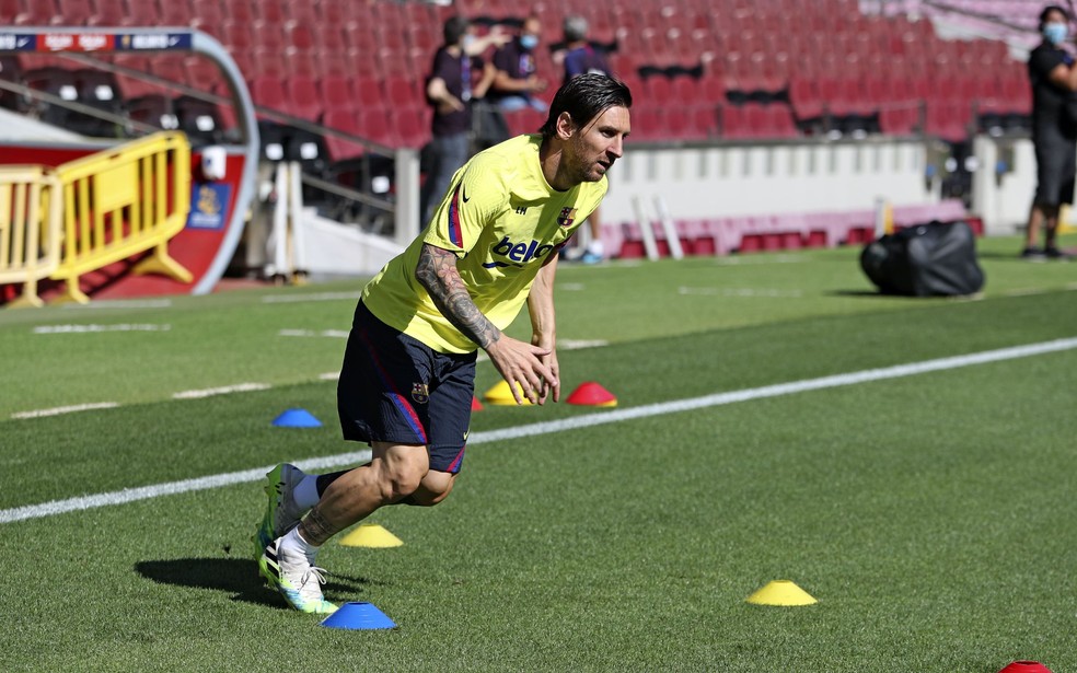 Messi trabalha no gramado do Camp Nou — Foto: Miguel Ruiz / Barcelona FC