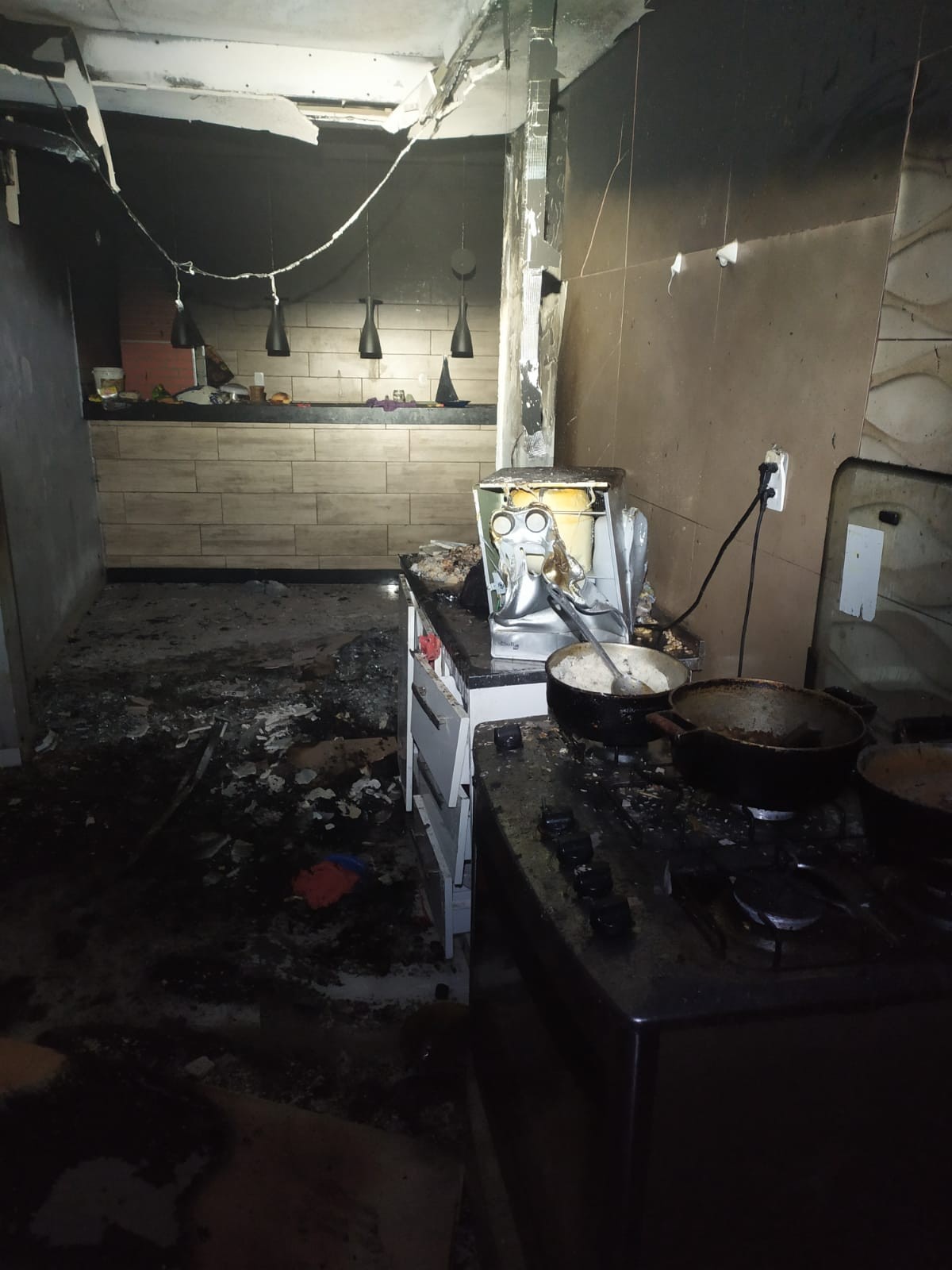 Curto-circuito em geladeira pode ter provocado incêndio em casa com quatro crianças sozinhas em Araguari