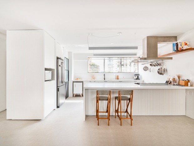 Apartamento de 1975 tem cozinha de chef, tons claros e muita luz natural (Foto: Júlia Novoa @novoajuliaa)