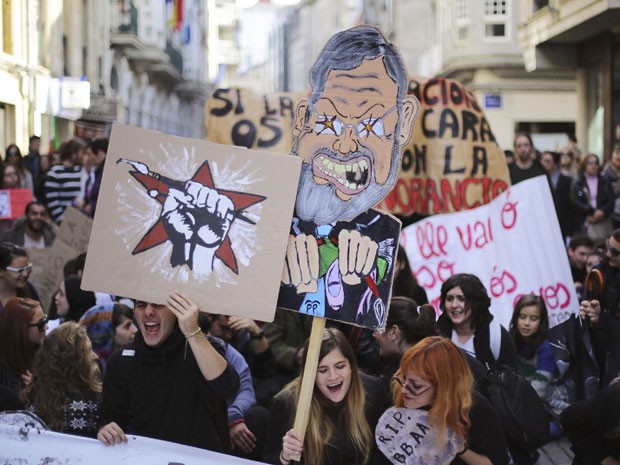 Manifestantes carregam caricatura do primeiro-ministro da Espanha, Mariano Rajoy em greve geral em Pontevedra, na Espanha, na quarta-feira (14) (Foto: Miguel Vidal/Reuters) Manifestantes carregam caricatura do primeiro-ministro da Espanha, Mariano Rajoy em greve geral em Pontevedra, na Espanha, na quarta-feira (14) (Foto: Miguel Vidal/Reuters)