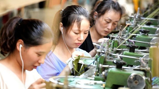 Funcionárias em fábrica chinesa; contra crise global, governo lançou pacote de estímulo (Foto: AFP/BBC)