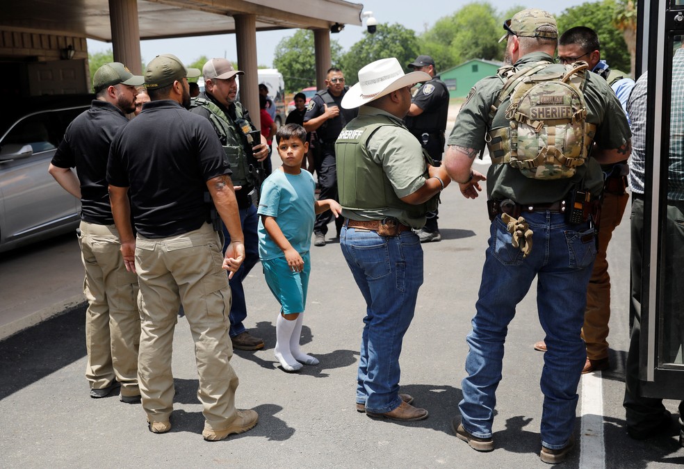 Criança em meio a policias após tiroteio em escola de ensino fundamental do Texas, nos EUA, em 24 de maio de 2022 — Foto: REUTERS/Marco Bello